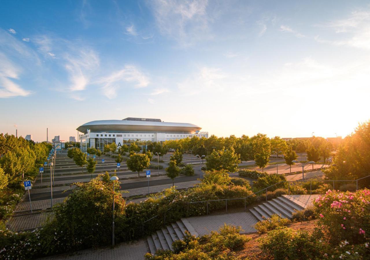 Hostel มานไฮม์ ภายนอก รูปภาพ The stadium at sunset