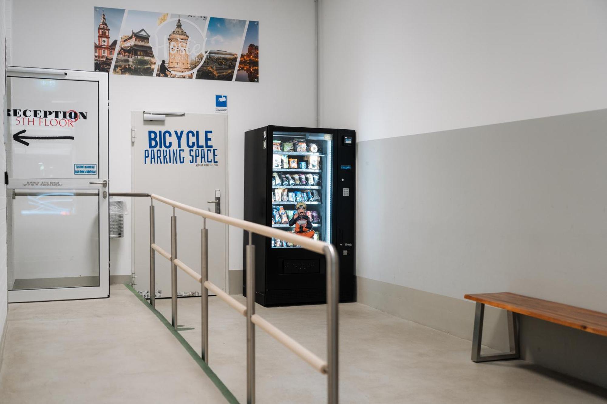 Hostel มานไฮม์ ภายนอก รูปภาพ A vending machine in a bicycle parking garage