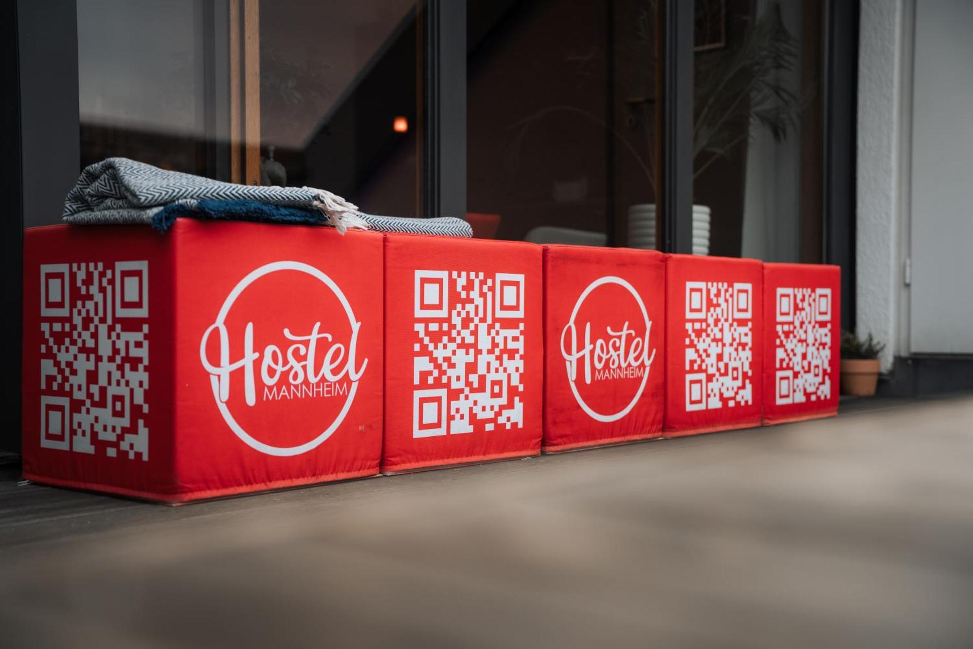 Hostel มานไฮม์ ภายนอก รูปภาพ QR codes on a bench