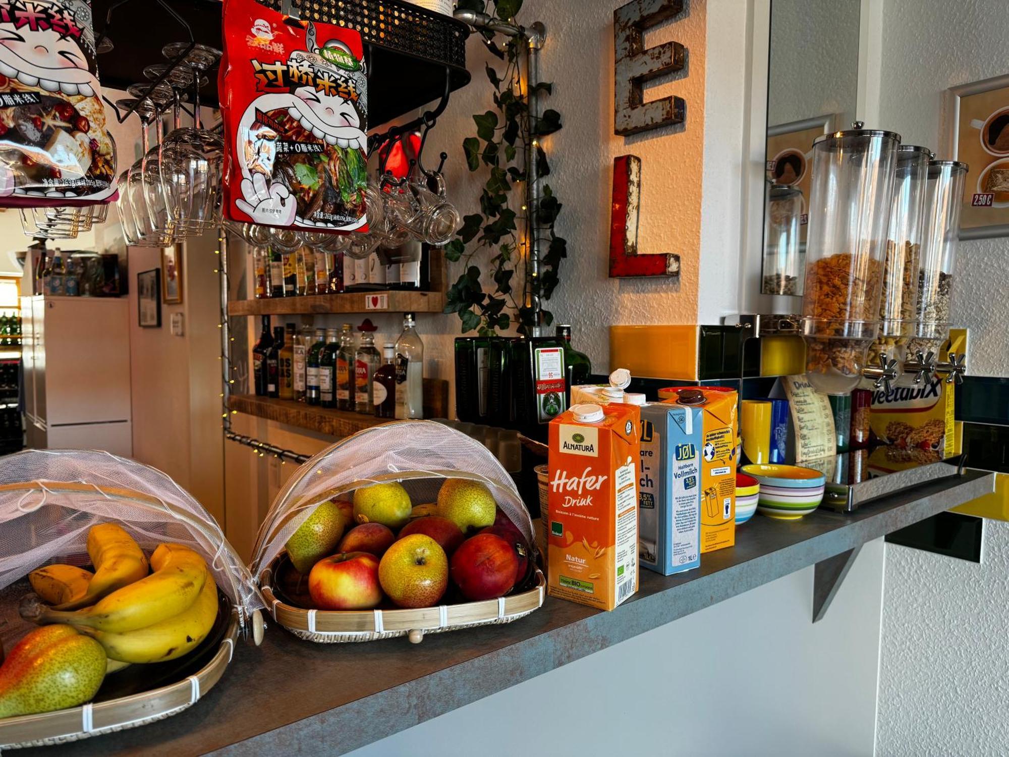 Hostel มานไฮม์ ภายนอก รูปภาพ Breakfast buffet at a German hotel